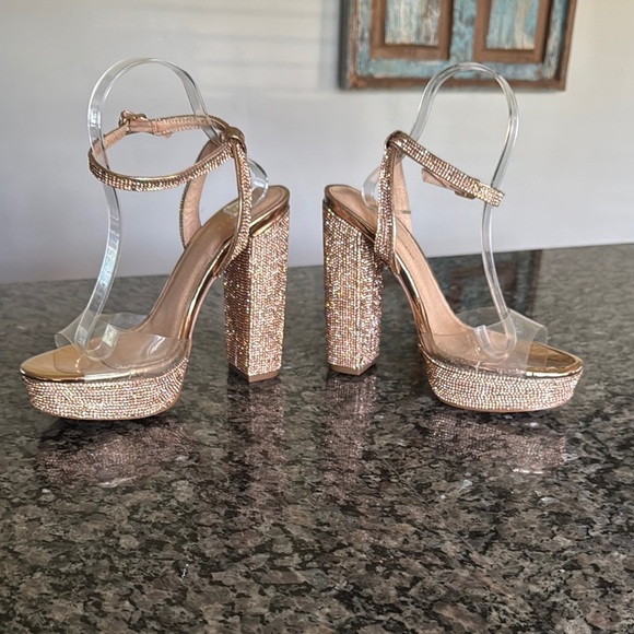Olivia Ferguson Gold Chunky Platform Heels with Shimmering Straps 8 - Picture 6 of 16